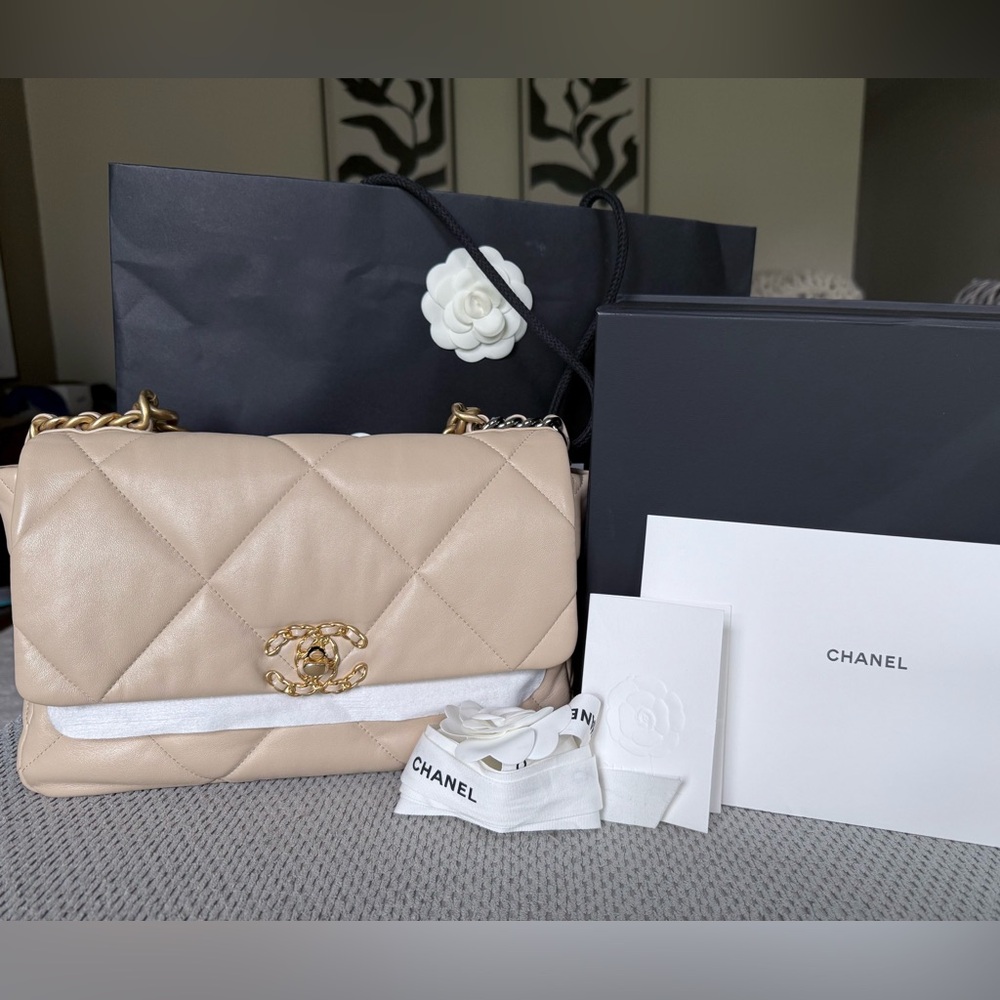 SOLD❤️ CHANEL 19 Large Soft Beige🤍🤍🤍